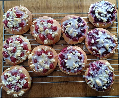 Drożdżówki z owocami